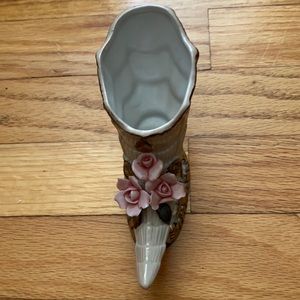 Victoria floral vase! 1 chip on rose, see photo.